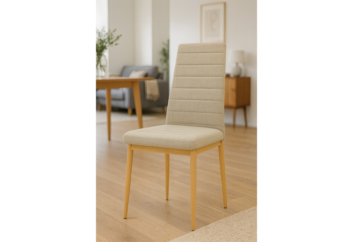 Απεικονίζεται η καρέκλα σε σαλόνι.